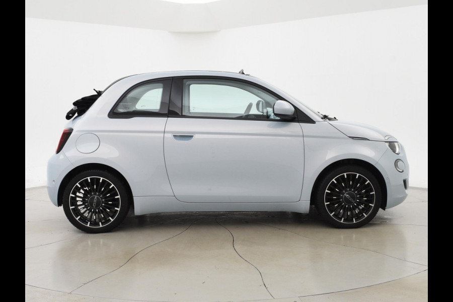 Fiat 500E 42 kWh Aut. *CELESTIAL BLUE* + STOELVERW. | CAMERA | 17 INCH | APPLE CARPLAY