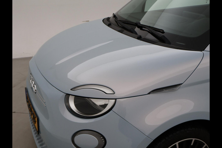 Fiat 500E 42 kWh Aut. *CELESTIAL BLUE* + STOELVERW. | CAMERA | 17 INCH | APPLE CARPLAY