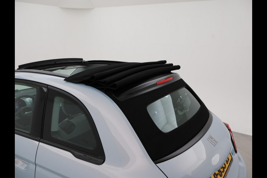 Fiat 500E 42 kWh Aut. *CELESTIAL BLUE* + STOELVERW. | CAMERA | 17 INCH | APPLE CARPLAY