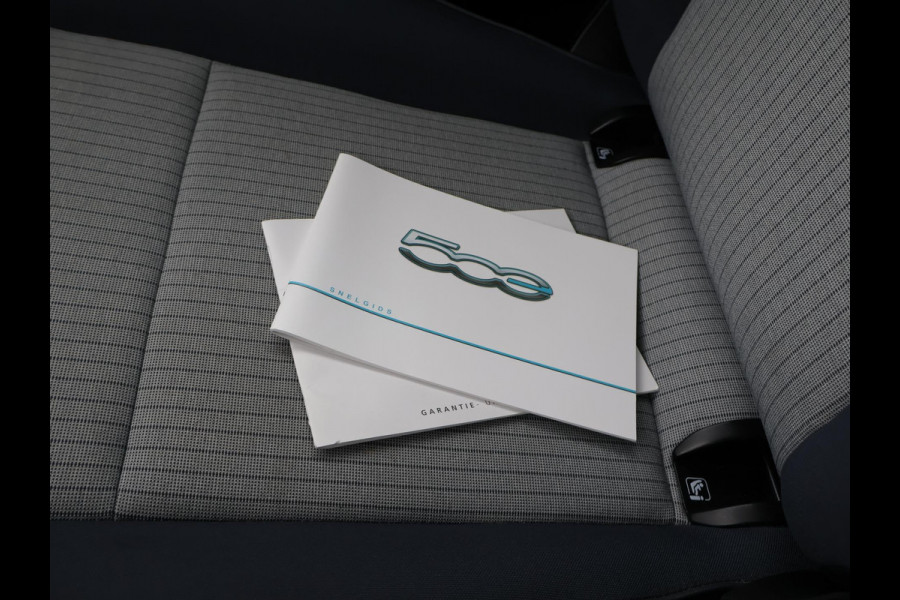 Fiat 500E 42 kWh Aut. *CELESTIAL BLUE* + STOELVERW. | CAMERA | 17 INCH | APPLE CARPLAY