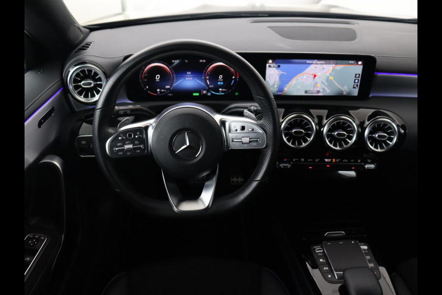 Mercedes-Benz CLA-Klasse 250e AMG Night | Stoelverwarming | Carplay | Camera | Widescreen | Sfeerverlichting | Leder/Alcantara | Navigatie | Park Assist | Origineel Zwart | PHEV | Plug In