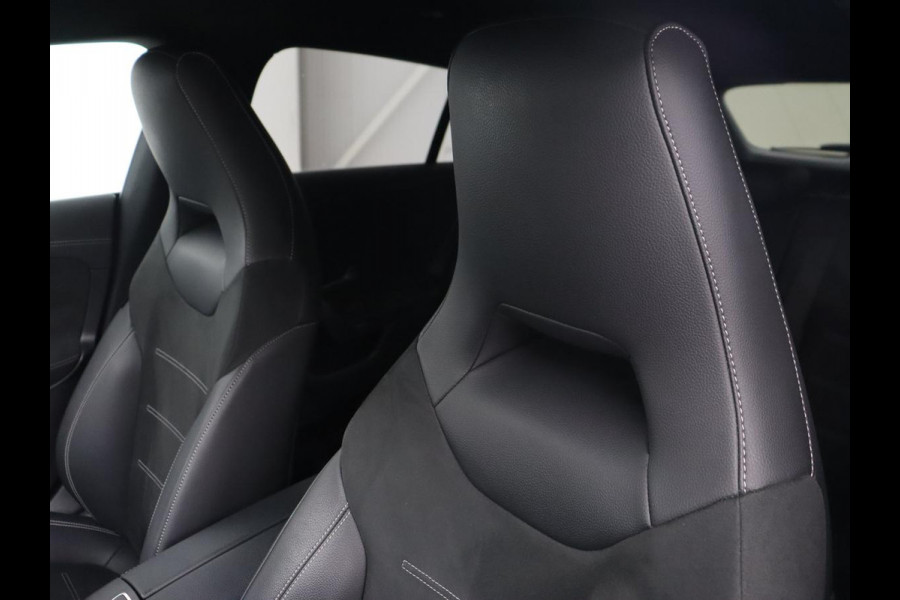 Mercedes-Benz CLA-Klasse 250e AMG Night | Stoelverwarming | Carplay | Camera | Widescreen | Sfeerverlichting | Leder/Alcantara | Navigatie | Park Assist | Origineel Zwart | PHEV | Plug In