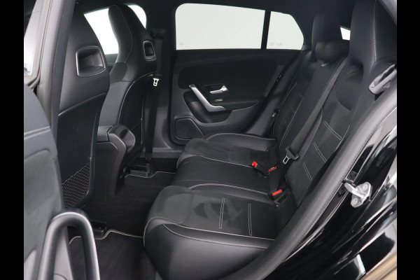 Mercedes-Benz CLA-Klasse 250e AMG Night | Stoelverwarming | Carplay | Camera | Widescreen | Sfeerverlichting | Leder/Alcantara | Navigatie | Park Assist | Origineel Zwart | PHEV | Plug In