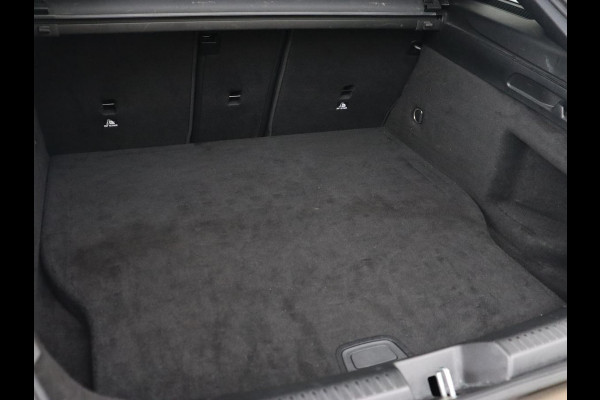Mercedes-Benz CLA-Klasse 250e AMG Night | Stoelverwarming | Carplay | Camera | Widescreen | Sfeerverlichting | Leder/Alcantara | Navigatie | Park Assist | Origineel Zwart | PHEV | Plug In