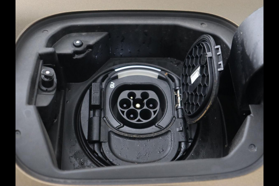 Mercedes-Benz CLA-Klasse 250e AMG Night | Stoelverwarming | Carplay | Camera | Widescreen | Sfeerverlichting | Leder/Alcantara | Navigatie | Park Assist | Origineel Zwart | PHEV | Plug In