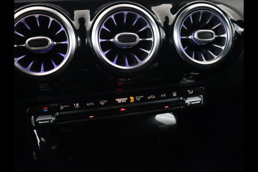 Mercedes-Benz CLA-Klasse 250e AMG Night | Stoelverwarming | Carplay | Camera | Widescreen | Sfeerverlichting | Leder/Alcantara | Navigatie | Park Assist | Origineel Zwart | PHEV | Plug In