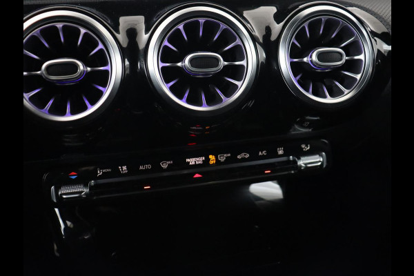 Mercedes-Benz CLA-Klasse 250e AMG Night | Stoelverwarming | Carplay | Camera | Widescreen | Sfeerverlichting | Leder/Alcantara | Navigatie | Park Assist | Origineel Zwart | PHEV | Plug In