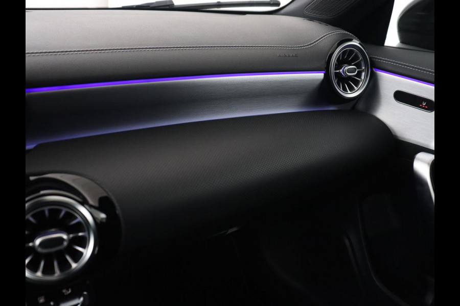 Mercedes-Benz CLA-Klasse 250e AMG Night | Stoelverwarming | Carplay | Camera | Widescreen | Sfeerverlichting | Leder/Alcantara | Navigatie | Park Assist | Origineel Zwart | PHEV | Plug In