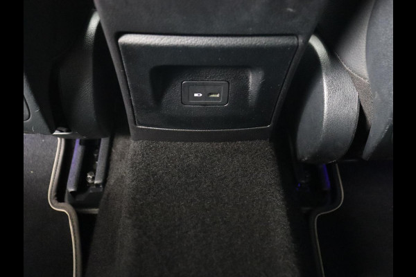 Mercedes-Benz CLA-Klasse 250e AMG Night | Stoelverwarming | Carplay | Camera | Widescreen | Sfeerverlichting | Leder/Alcantara | Navigatie | Park Assist | Origineel Zwart | PHEV | Plug In