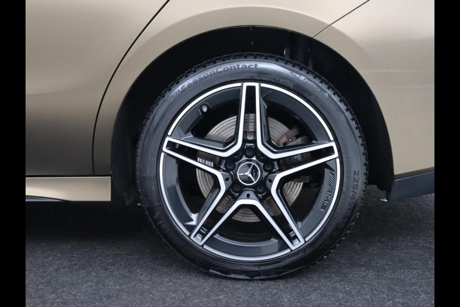 Mercedes-Benz CLA-Klasse 250e AMG Night | Stoelverwarming | Carplay | Camera | Widescreen | Sfeerverlichting | Leder/Alcantara | Navigatie | Park Assist | Origineel Zwart | PHEV | Plug In