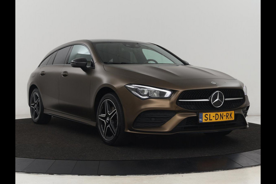 Mercedes-Benz CLA-Klasse 250e AMG Night | Stoelverwarming | Carplay | Camera | Widescreen | Sfeerverlichting | Leder/Alcantara | Navigatie | Park Assist | Origineel Zwart | PHEV | Plug In