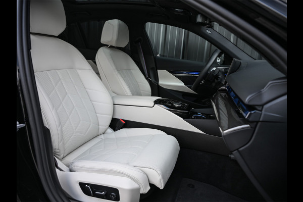 BMW 5 Serie 550e XDRIVE M-SPORT PRO | SHADOW LINE | PANORAMADAK | NL-AUTO | ICONIC GRILL | COMFORT ACCESS | BOWERS & WILKINS | COMFORT SEATS