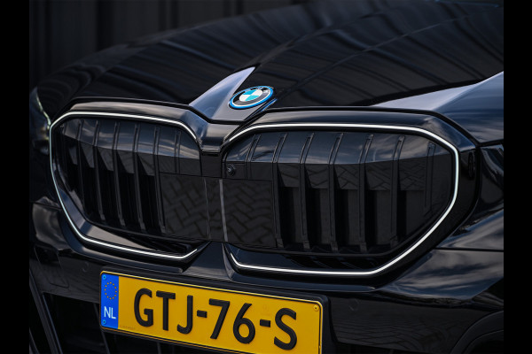 BMW 5 Serie 550e XDRIVE M-SPORT PRO | SHADOW LINE | PANORAMADAK | NL-AUTO | ICONIC GRILL | COMFORT ACCESS | BOWERS & WILKINS | COMFORT SEATS
