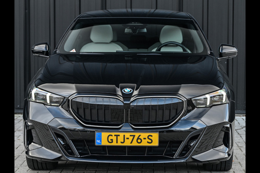 BMW 5 Serie 550e XDRIVE M-SPORT PRO | SHADOW LINE | PANORAMADAK | NL-AUTO | ICONIC GRILL | COMFORT ACCESS | BOWERS & WILKINS | COMFORT SEATS