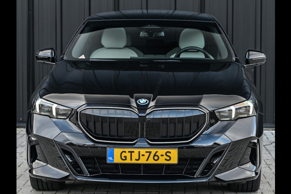 BMW 5 Serie 550e XDRIVE M-SPORT PRO | SHADOW LINE | PANORAMADAK | NL-AUTO | ICONIC GRILL | COMFORT ACCESS | BOWERS & WILKINS | COMFORT SEATS