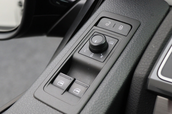 Volkswagen Transporter 2.0 TDI DSG L2H1 DC Highline 2x Schuifdeur, ACC, Apple Carplay, Bluetooth, LED, PDC, Trekhaak, 19''