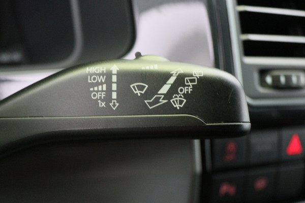 Volkswagen Transporter 2.0 TDI DSG L2H1 DC Highline 2x Schuifdeur, ACC, Apple Carplay, Bluetooth, LED, PDC, Trekhaak, 19''