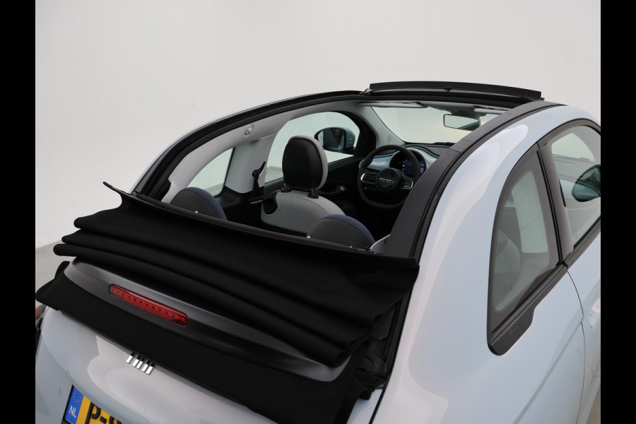 Fiat 500C 42 kWh Aut. *CELESTIAL BLUE* + STOELVERW. | CAMERA | 17 INCH | APPLE CARPLAY