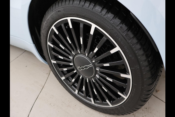 Fiat 500C 42 kWh Aut. *CELESTIAL BLUE* + STOELVERW. | CAMERA | 17 INCH | APPLE CARPLAY