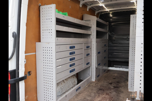 Volkswagen Crafter 35 2.0 TDI 140 PK L3H3 + WERKPLAATS INRICHTING + TREKHAAK 3000 KG | CAMERA | DAB | APPLE CARPLAY