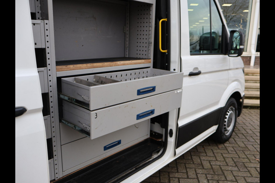 Volkswagen Crafter 35 2.0 TDI 140 PK L3H3 + WERKPLAATS INRICHTING + TREKHAAK 3000 KG | CAMERA | DAB | APPLE CARPLAY