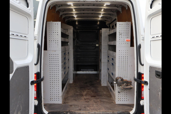Volkswagen Crafter 35 2.0 TDI 140 PK L3H3 + WERKPLAATS INRICHTING + TREKHAAK 3000 KG | CAMERA | DAB | APPLE CARPLAY