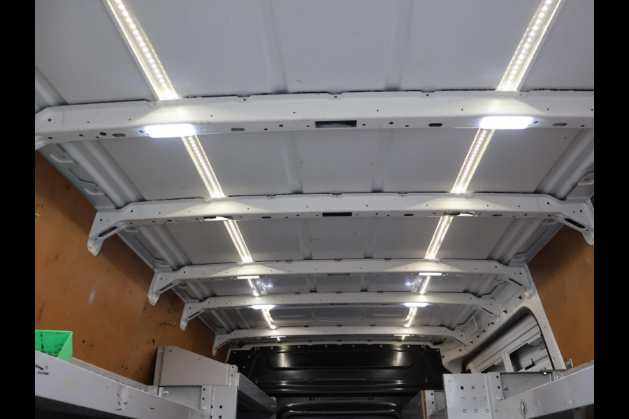 Volkswagen Crafter 35 2.0 TDI 140 PK L3H3 + WERKPLAATS INRICHTING + TREKHAAK 3000 KG | CAMERA | DAB | APPLE CARPLAY