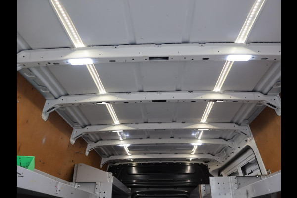 Volkswagen Crafter 35 2.0 TDI 140 PK L3H3 + WERKPLAATS INRICHTING + TREKHAAK 3000 KG | CAMERA | DAB | APPLE CARPLAY