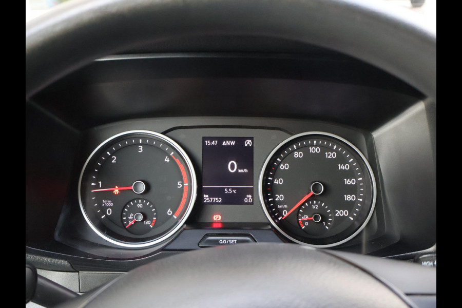 Volkswagen Crafter 35 2.0 TDI 140 PK L3H3 + WERKPLAATS INRICHTING + TREKHAAK 3000 KG | CAMERA | DAB | APPLE CARPLAY