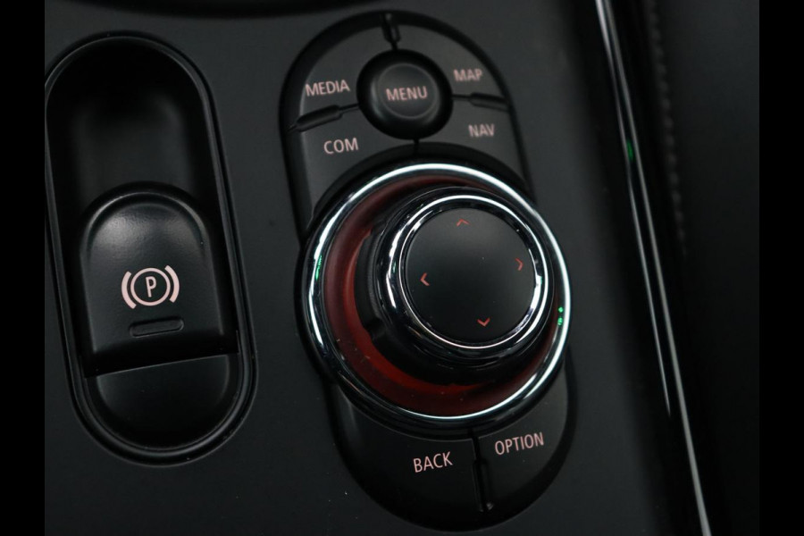 MINI Clubman 2.0 Cooper S | 192pk | Panoramadak | Leder | Trekhaak | Carplay | Navigatie | Parkeerhulp | Full LED | Verwarmde voorruit | Getint glas