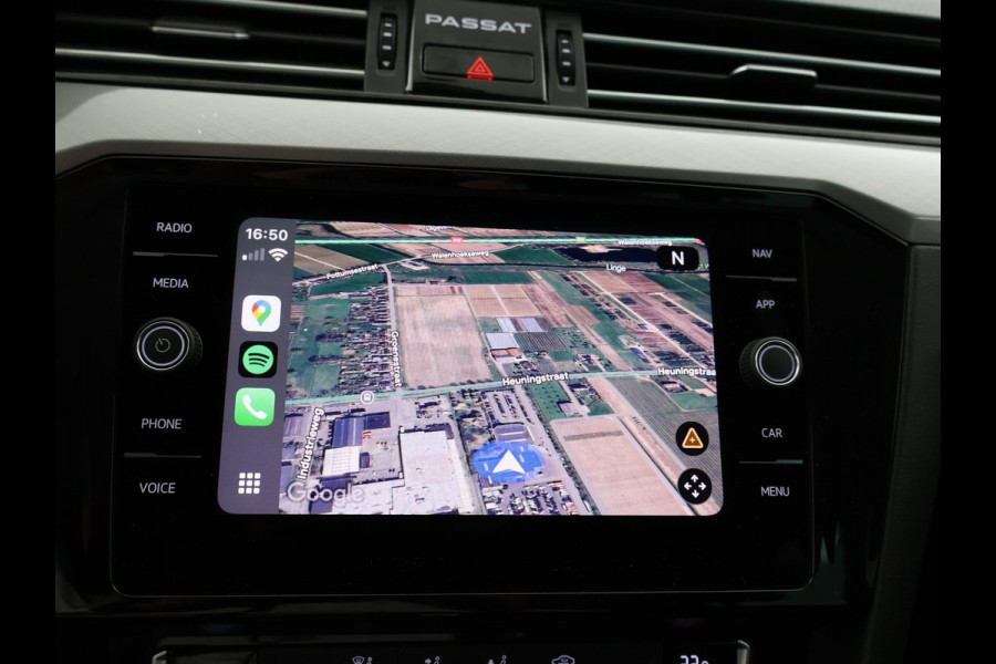 Volkswagen Passat Variant 1.5 TSI 150 PK DSG AUT. + WEGKL. TREKHAAK | 19 INCH LMV | ADAPTIVE CRUISE | APPLE CARPLAY | LED