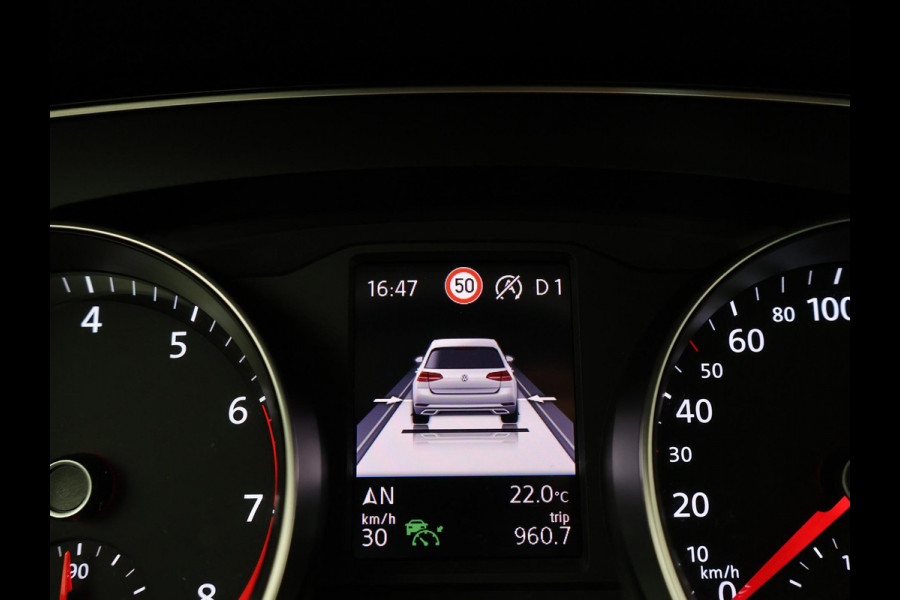 Volkswagen Passat Variant 1.5 TSI 150 PK DSG AUT. + WEGKL. TREKHAAK | 19 INCH LMV | ADAPTIVE CRUISE | APPLE CARPLAY | LED