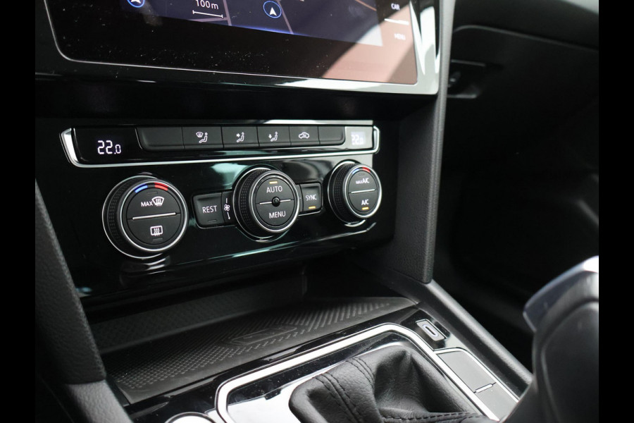 Volkswagen Passat Variant 1.5 TSI 150 PK DSG AUT. + WEGKL. TREKHAAK | 19 INCH LMV | ADAPTIVE CRUISE | APPLE CARPLAY | LED