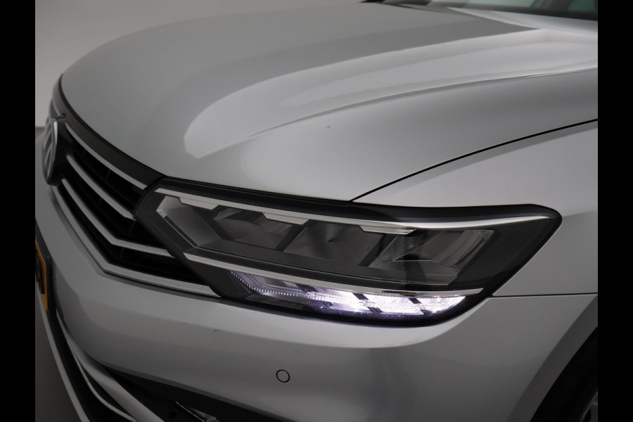 Volkswagen Passat Variant 1.5 TSI 150 PK DSG AUT. + WEGKL. TREKHAAK | 19 INCH LMV | ADAPTIVE CRUISE | APPLE CARPLAY | LED
