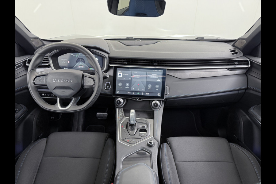 Lynk & Co 01 AUT-7 261pk PHEV Zwarte-Hemel Pano-Schuifdak Lmv 20" 360°Camera Apple Carplay Android Auto Adap.Cruise Navi Pdc Ecc Keyless Led  Elek.Memory.Stoel File assistent Dodehoek detector Elektrisch bedienbare achterklep Rijstrooksensor Wifi Verkeersbord detectie 425Nm koppel 3,7kw laadvermogen 1.800KG-Trekvermogen! €44.880 Nieuwprijs 1e Eigenaar Origineel NLse auto!