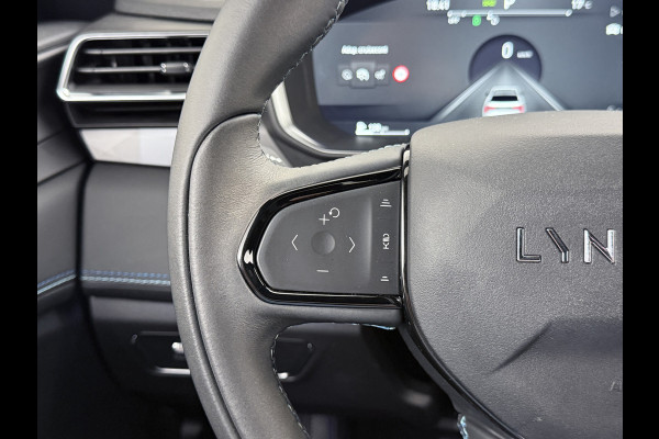 Lynk & Co 01 AUT-7 261pk PHEV Zwarte-Hemel Pano-Schuifdak Lmv 20" 360°Camera Apple Carplay Android Auto Adap.Cruise Navi Pdc Ecc Keyless Led  Elek.Memory.Stoel File assistent Dodehoek detector Elektrisch bedienbare achterklep Rijstrooksensor Wifi Verkeersbord detectie 425Nm koppel 3,7kw laadvermogen 1.800KG-Trekvermogen! €44.880 Nieuwprijs 1e Eigenaar Origineel NLse auto!