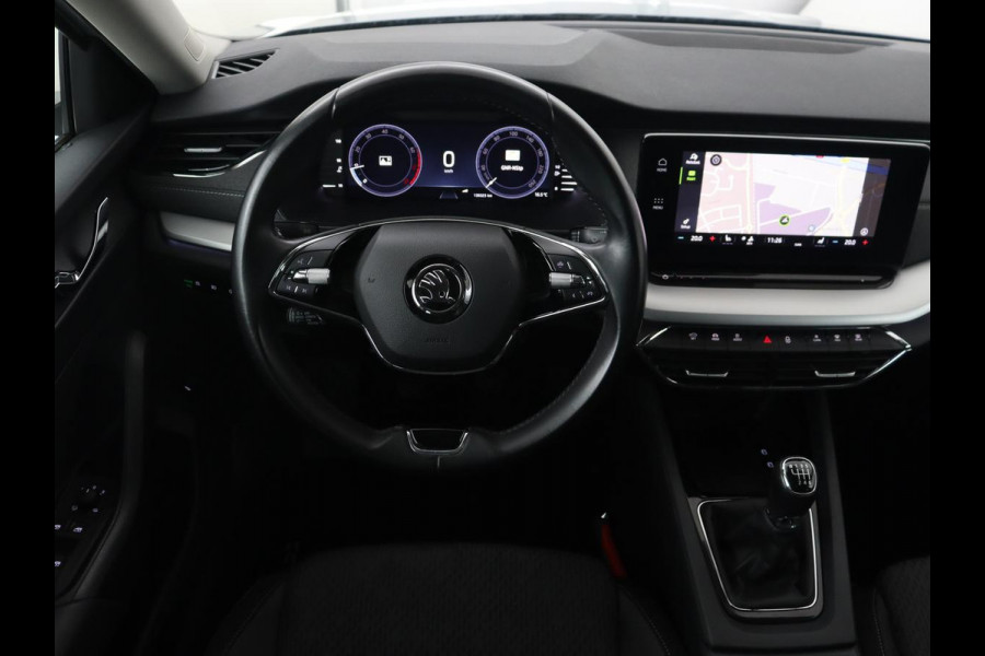 Škoda Octavia 1.5 TSI First Edition | Stoelverwarming | Adaptive cruise | Carplay | Sfeerverlichting | Matrix LED | Navigatie | Parkeerhulp | Keyless | DAB | Virtual Cockpit