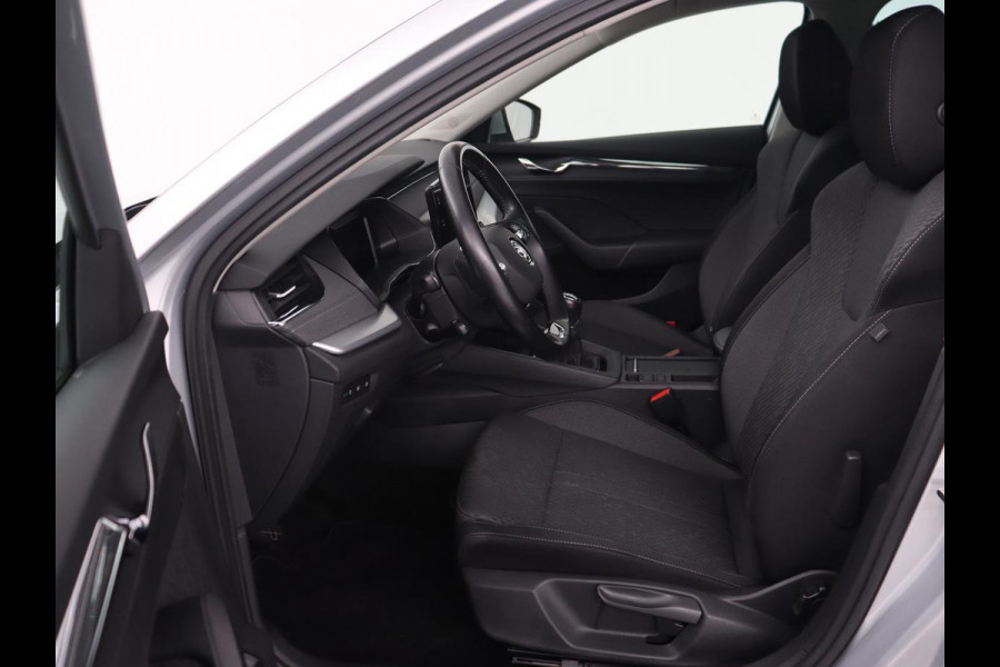 Škoda Octavia 1.5 TSI First Edition | Stoelverwarming | Adaptive cruise | Carplay | Sfeerverlichting | Matrix LED | Navigatie | Parkeerhulp | Keyless | DAB | Virtual Cockpit