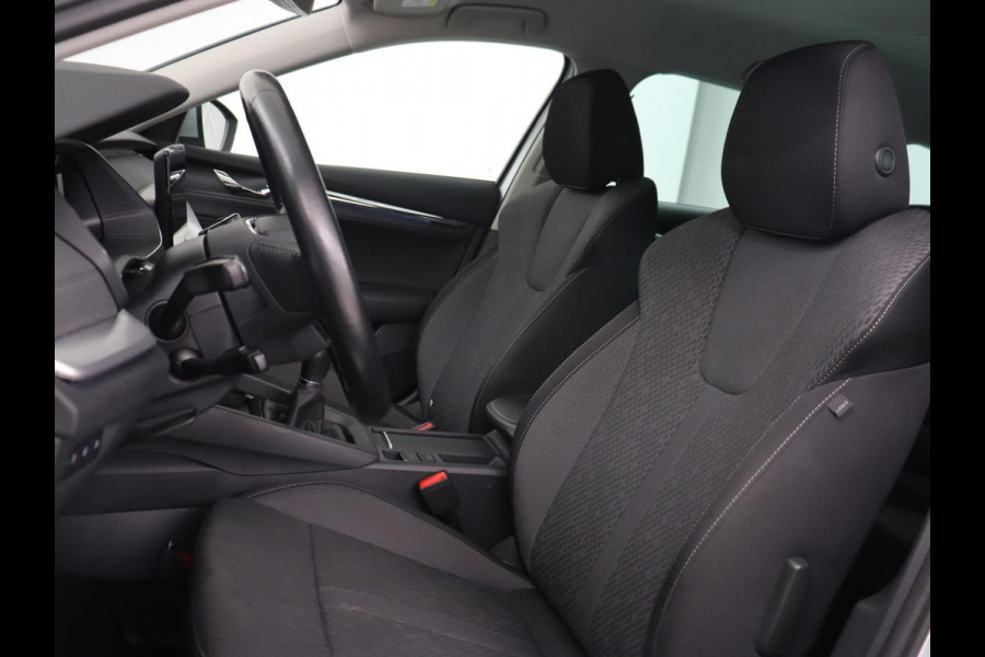 Škoda Octavia 1.5 TSI First Edition | Stoelverwarming | Adaptive cruise | Carplay | Sfeerverlichting | Matrix LED | Navigatie | Parkeerhulp | Keyless | DAB | Virtual Cockpit