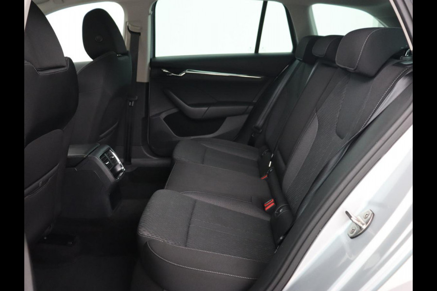 Škoda Octavia 1.5 TSI First Edition | Stoelverwarming | Adaptive cruise | Carplay | Sfeerverlichting | Matrix LED | Navigatie | Parkeerhulp | Keyless | DAB | Virtual Cockpit