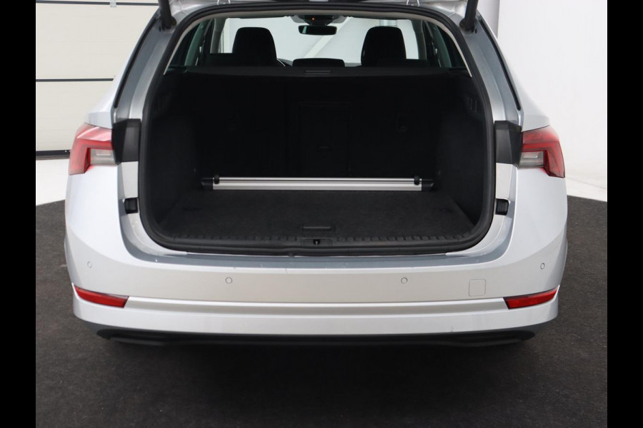 Škoda Octavia 1.5 TSI First Edition | Stoelverwarming | Adaptive cruise | Carplay | Sfeerverlichting | Matrix LED | Navigatie | Parkeerhulp | Keyless | DAB | Virtual Cockpit