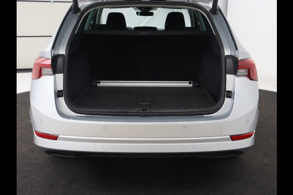 Škoda Octavia 1.5 TSI First Edition | Stoelverwarming | Adaptive cruise | Carplay | Sfeerverlichting | Matrix LED | Navigatie | Parkeerhulp | Keyless | DAB | Virtual Cockpit