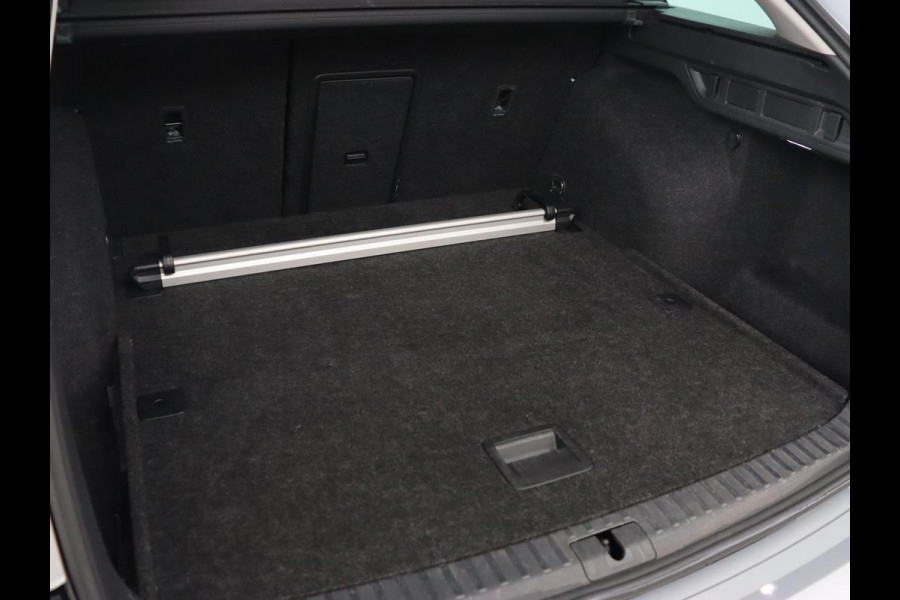 Škoda Octavia 1.5 TSI First Edition | Stoelverwarming | Adaptive cruise | Carplay | Sfeerverlichting | Matrix LED | Navigatie | Parkeerhulp | Keyless | DAB | Virtual Cockpit