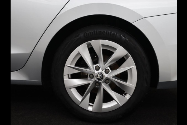 Škoda Octavia 1.5 TSI First Edition | Stoelverwarming | Adaptive cruise | Carplay | Sfeerverlichting | Matrix LED | Navigatie | Parkeerhulp | Keyless | DAB | Virtual Cockpit