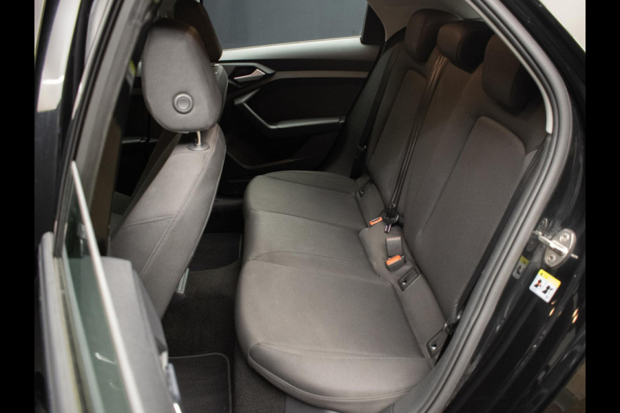 Audi A1 Sportback 30 TFSI Sport (APPLE CARPLAY,NAVI,CRUISE,DIGITAL COCKPIT,LED,BLACK EDITION,SPORTSTOELEN,LM VELGEN,NETTE STAAT)