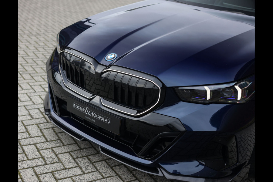 BMW 5 Serie 550e xDrive | M-Performance - Pano - Trekhaak - HUD - B&W