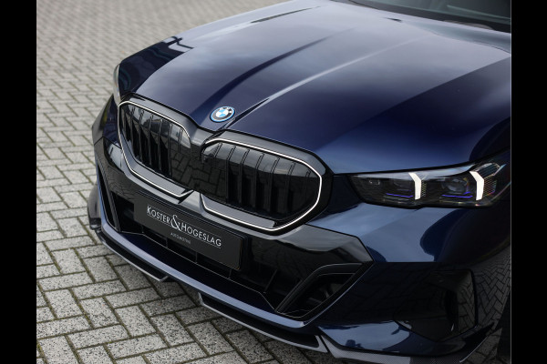 BMW 5 Serie 550e xDrive | M-Performance - Pano - Trekhaak - HUD - B&W