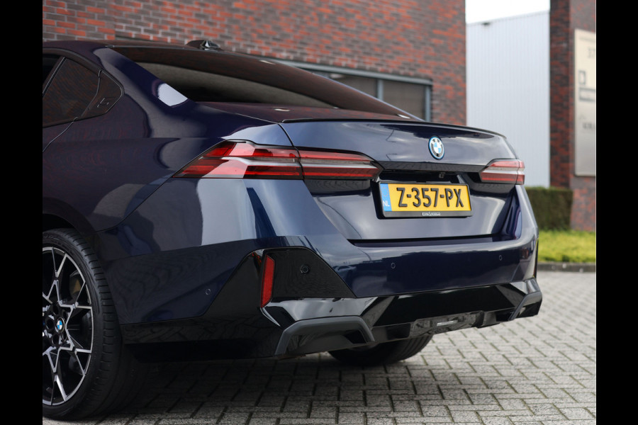 BMW 5 Serie 550e xDrive | M-Performance - Pano - Trekhaak - HUD - B&W