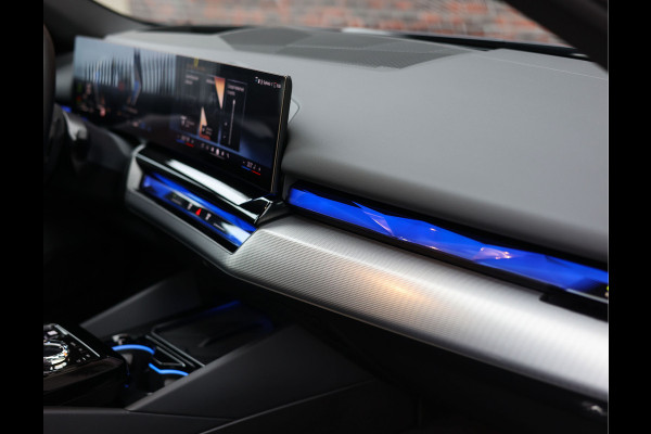 BMW 5 Serie 550e xDrive | M-Performance - Pano - Trekhaak - HUD - B&W