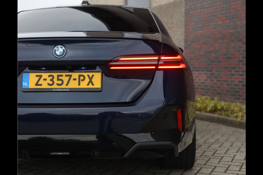 BMW 5 Serie 550e xDrive | M-Performance - Pano - Trekhaak - HUD - B&W